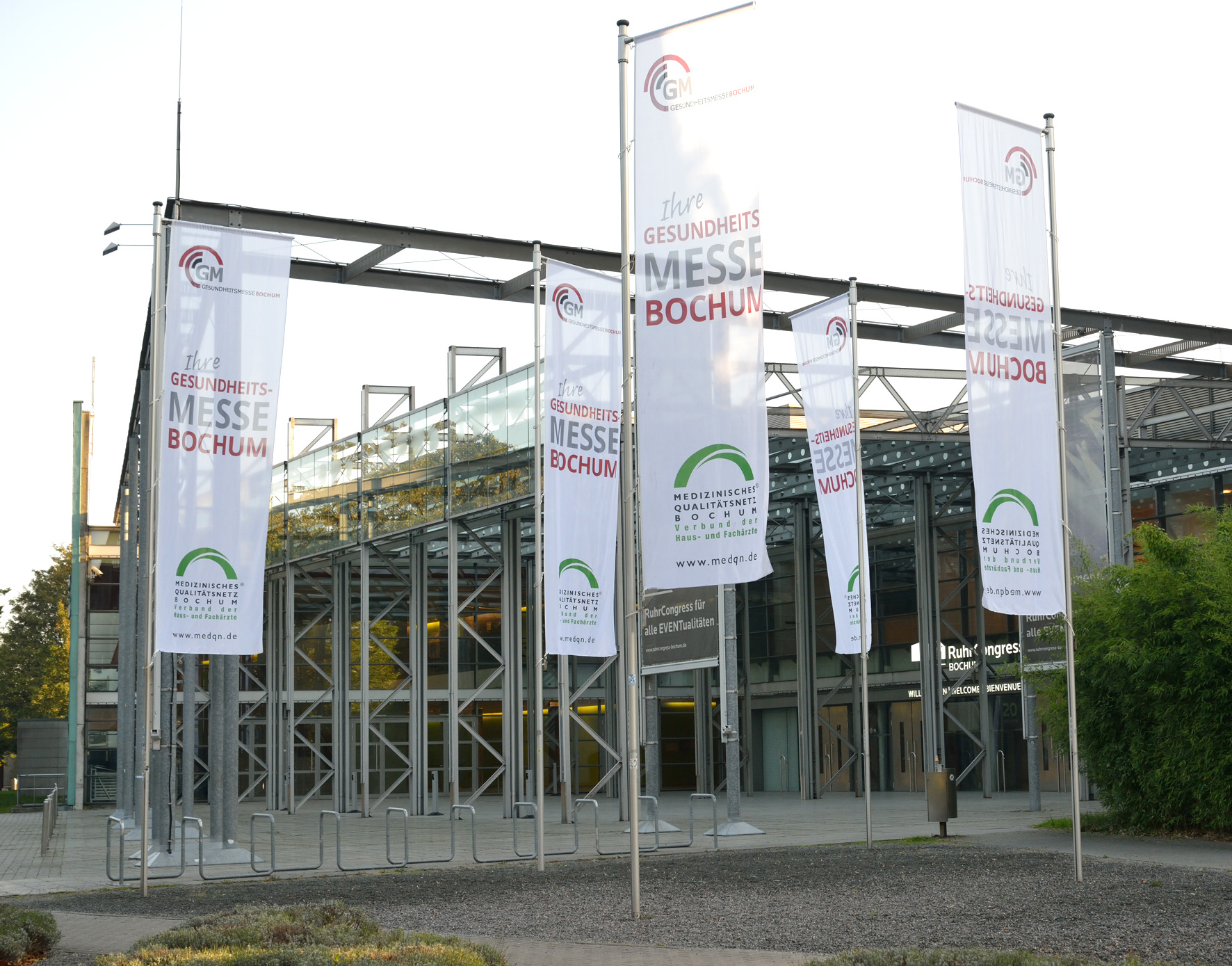 RuhrCongress Bochum mit Fahnen der Gesundheitsmesse Bochum und des MedQN vor dem Eingang
